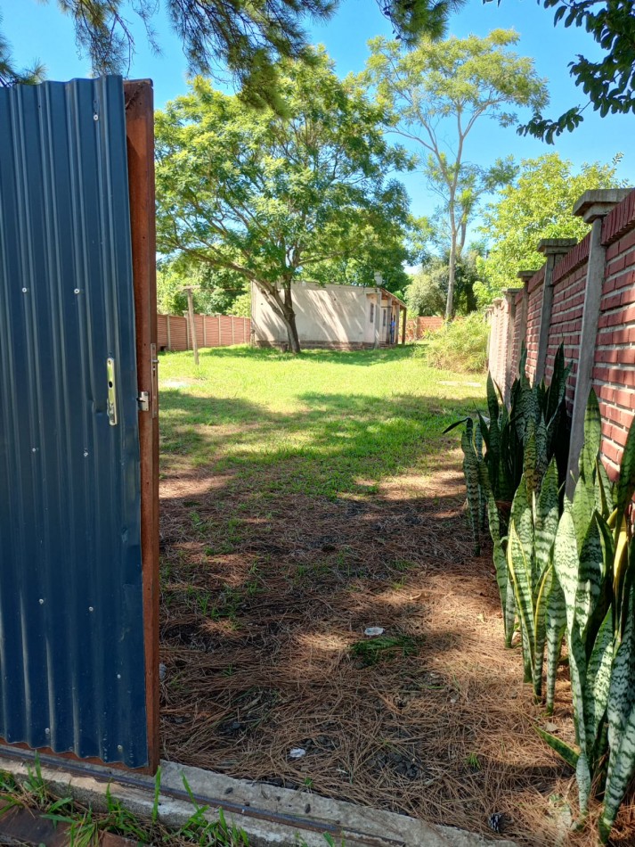 Lote amplio con tres monoambientes en Garupa