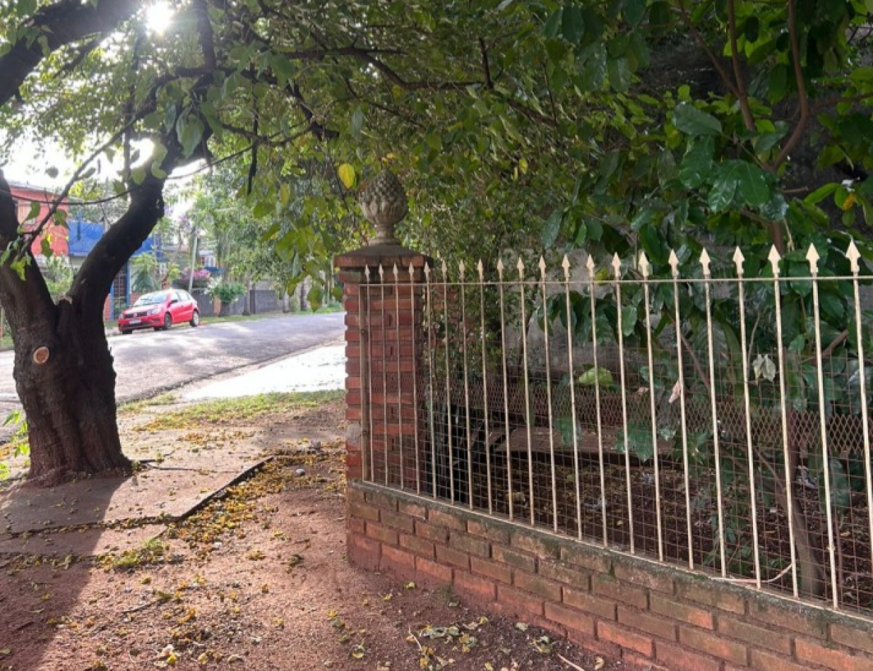 SE VENDE Casa de dos plantas con amplio terreno en esquina