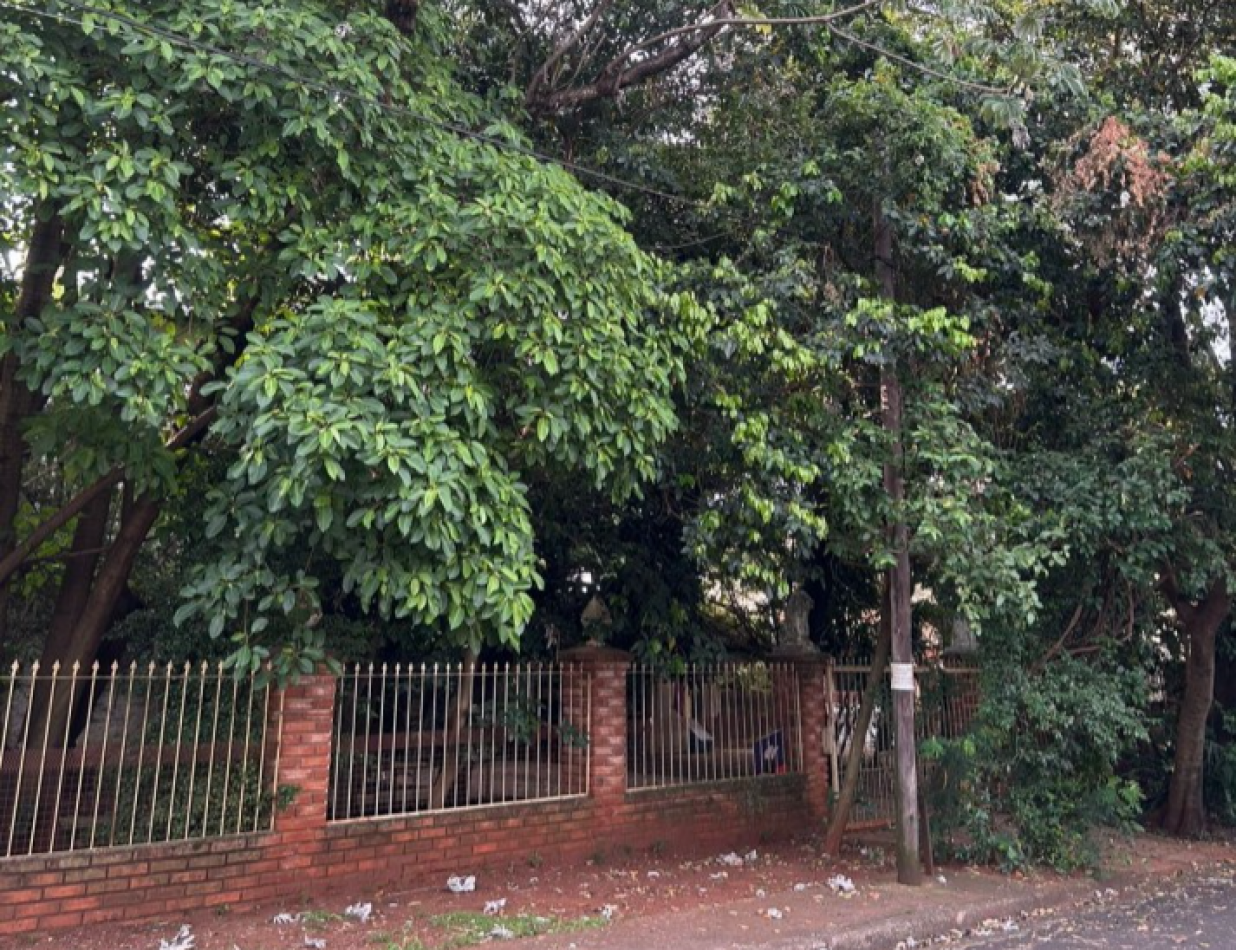 SE VENDE Casa de dos plantas con amplio terreno en esquina